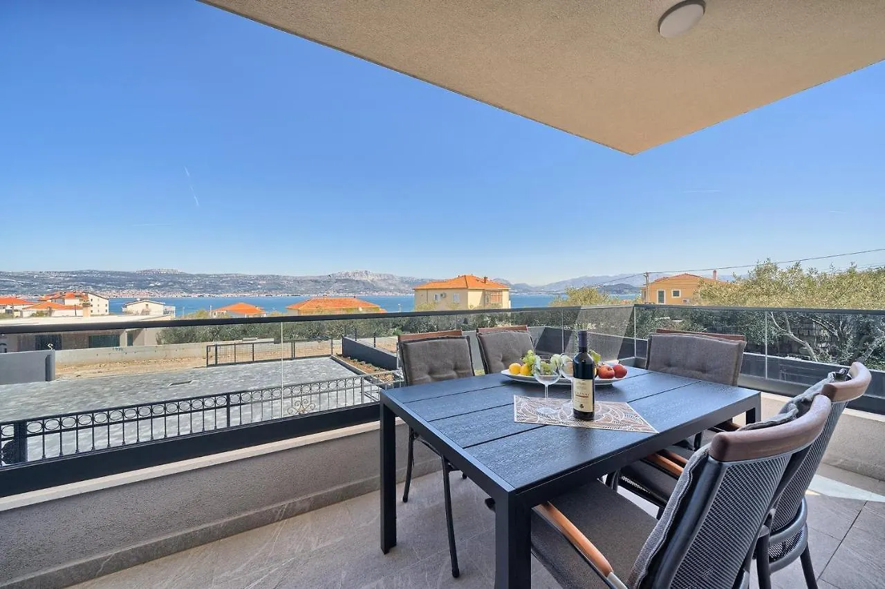 Jelena'S Place - Elegant Flats Close To Sea Slatine Apartment