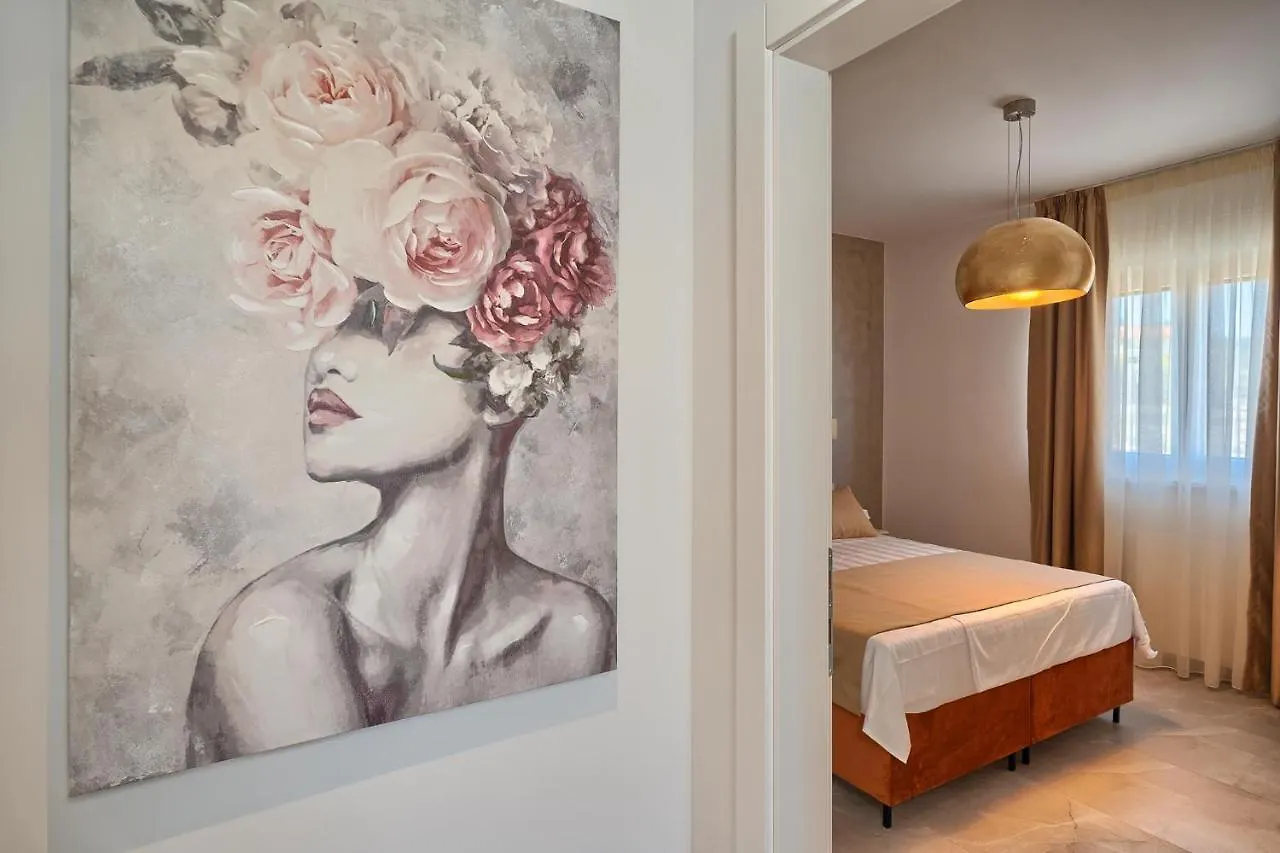 Jelena'S Place - Elegant Flats Close To Sea Slatine 0*,
