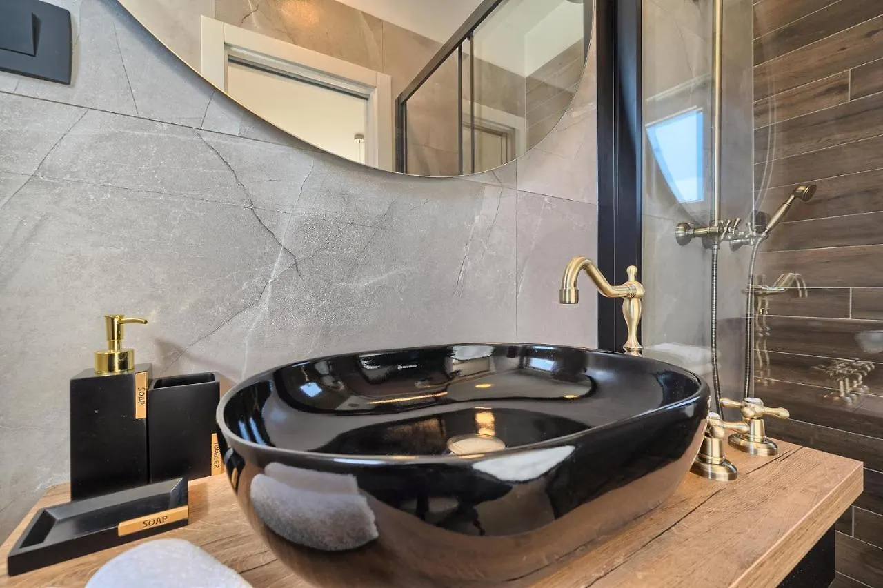 Jelena'S Place - Elegant Flats Close To Sea Slatine Apartment