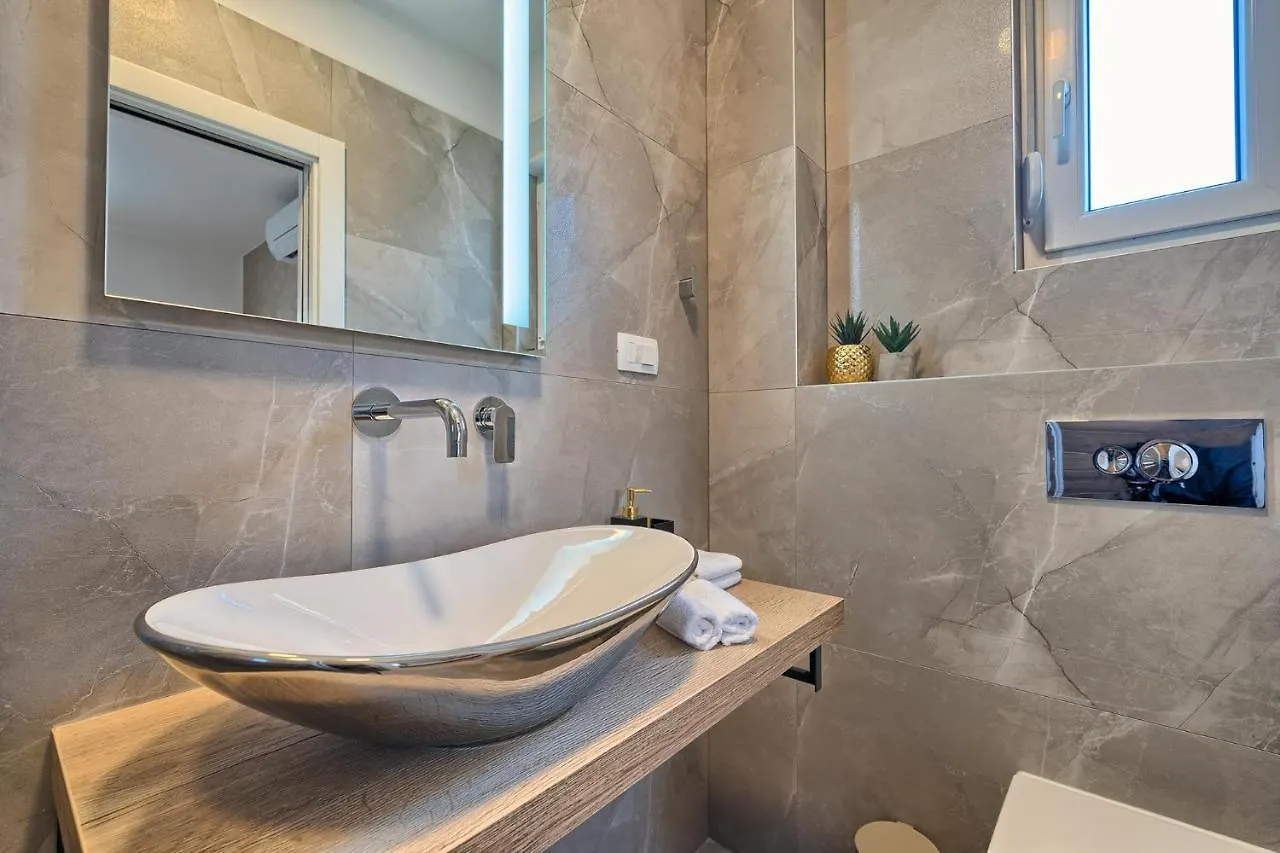 Jelena'S Place - Elegant Flats Close To Sea Slatine 0*,  Croatia